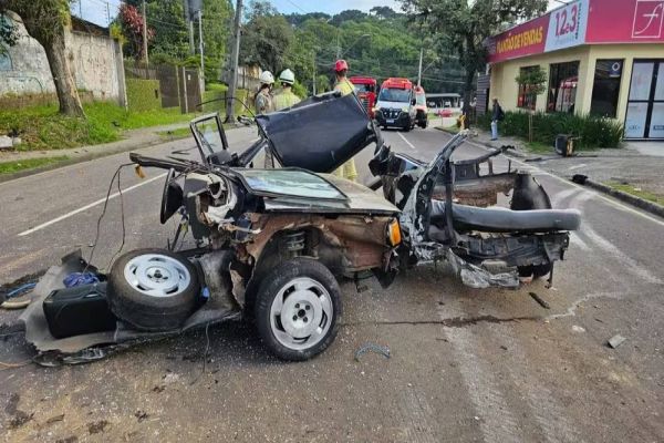 Carro parte ao meio, cinco jovens são ejetados e um tem braço amputado em grave acidente