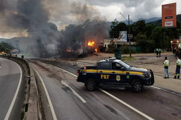 Caminhão-tanque tomba na BR-277, causa incêndio e bloqueia rodovia no litoral do Paraná