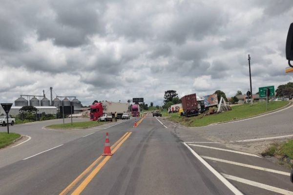 Colisão entre caminhão e carro deixa idoso gravemente ferido na BR-277