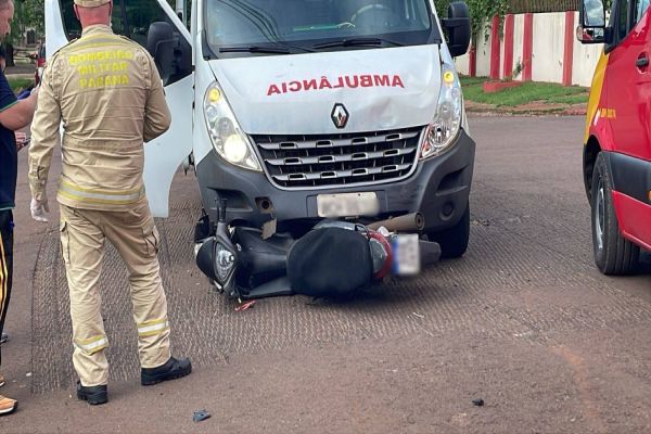 Motocicleta para de baixo de ambulância após colisão no Bairro Floresta em Cascavel