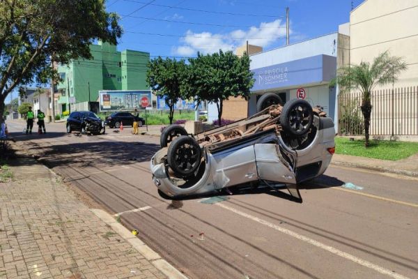 Forte colisão entre Nissan March e Pajero deixa adolescente ferido no bairro Coqueiral, em Cascavel