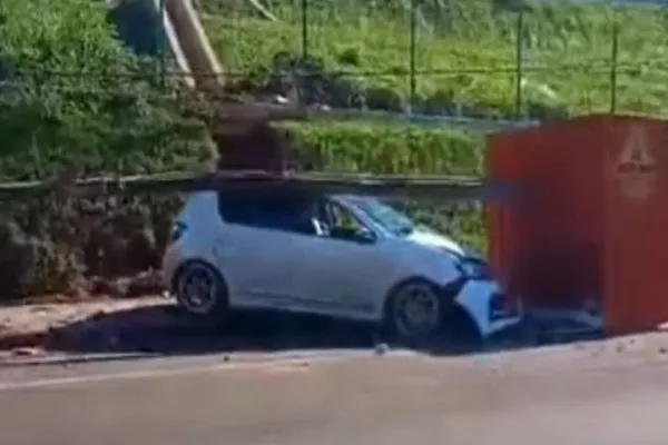 Foto relacionada a notícia: Forte colisão deixa carro destruído na Região do Lago em Cascavel