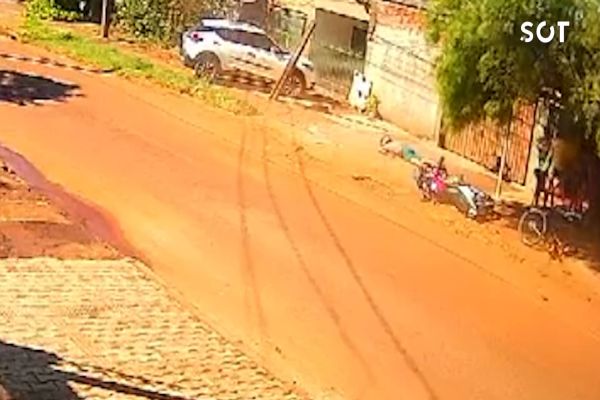 Acidente grave com motociclista é registrado por câmera de segurança em Cascavel
