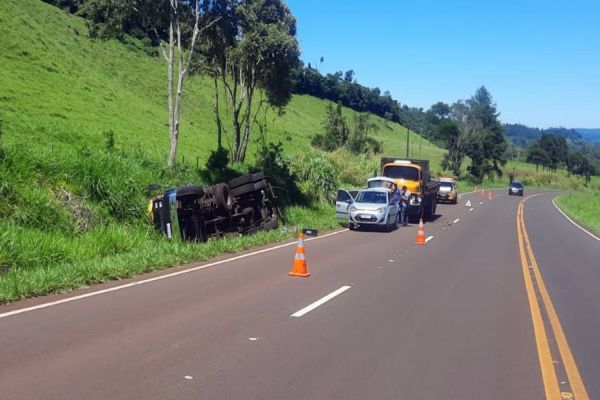 Jovem sai ileso após tombamento de caminhão na PR-484 em Quedas do Iguaçu