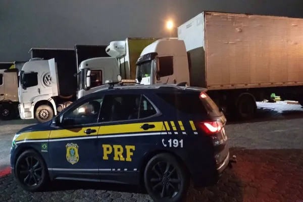 Foto relacionada a notícia: Caminhoneiro é flagrado dirigindo por mais de 24 horas sem dormir em rodovia paranaense
