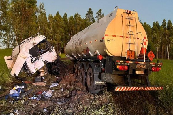 Caminhão sai da pista na BR-376 e invade pátio de empresa em Nova Esperança