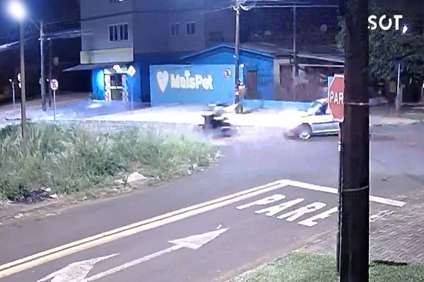 Gol e moto se envolvem em forte colisão no Bairro Santa Cruz em Cascavel