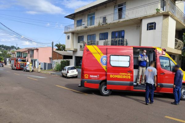 Três carros se envolvem em colisão e mulher fica ferida no Bairro Brasília, em Cascavel
