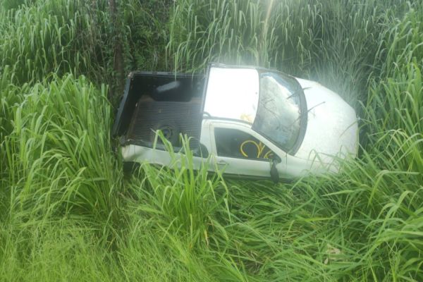 Motorista de Strada capota em rodovia de Cascavel e sofre ferimentos leves