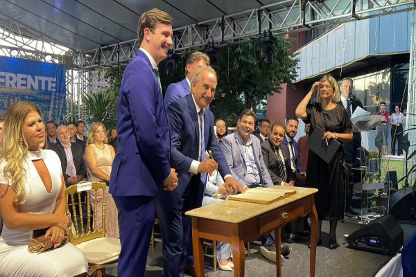 Prefeito Renato Silva e vice Henrique Mecabô assumem oficialmente a Prefeitura de Cascavel