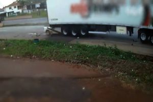 Imagem referente à notícia: Câmeras captam grave acidente que vitimou um jovem de 19 anos na BR-163 em Capitão Leônidas Marques