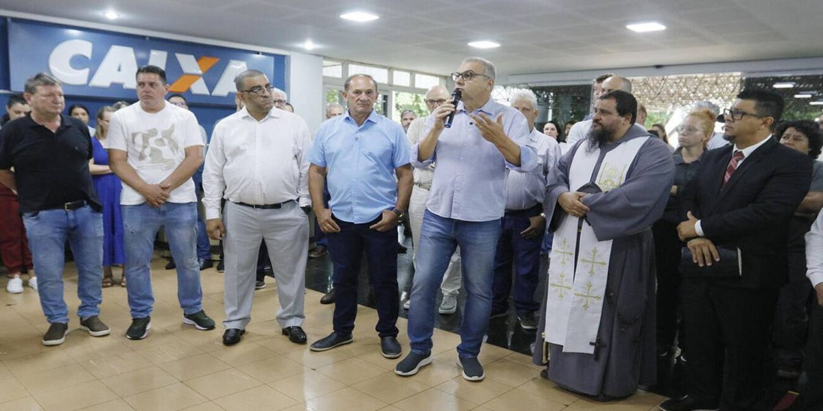 Novo prefeito e vice de Toledo recepcionam servidores no primeiro dia de expediente