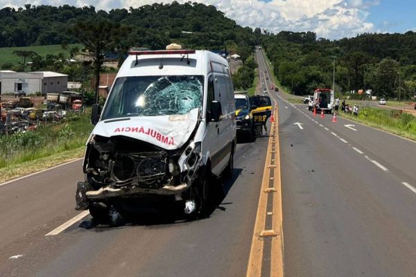 Imagem referente a notícia: Motociclista tem pé amputado após colisão com ambulância na BR-277 em Laranjeiras do Sul
