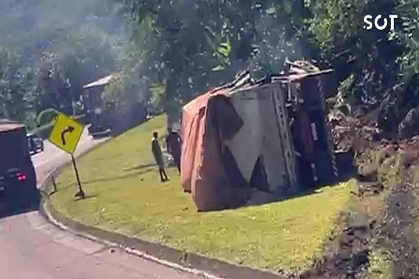 Acidente com caminhões interdita faixa da BR-277 em Morretes e causa congestionamento