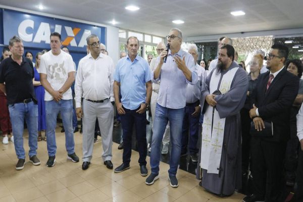 Novo prefeito e vice de Toledo recepcionam servidores no primeiro dia de expediente