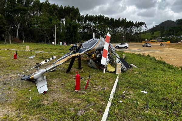Helicóptero cai em Penha e deixa duas feridas; cinco pessoas a bordo são resgatadas