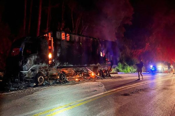 Incêndio consome caminhão carregado de carvão na BR-476 no Paraná