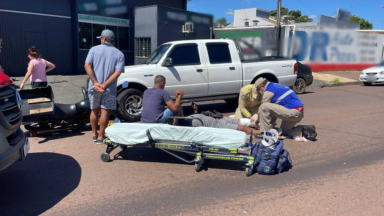 Foto relacionada a notícia: Motociclista sofre fratura na perna após colisão com caminhonete no Jardim Alvorada em Cascavel