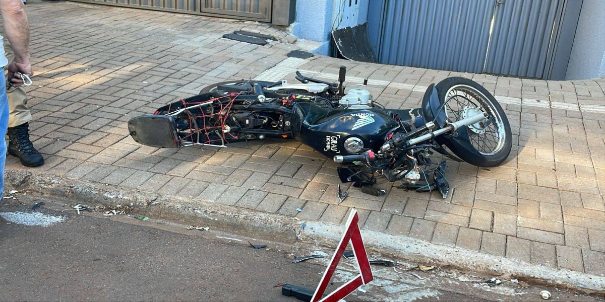 Colisão entre carro e moto deixa dois jovens feridos na Avenida Papagaios