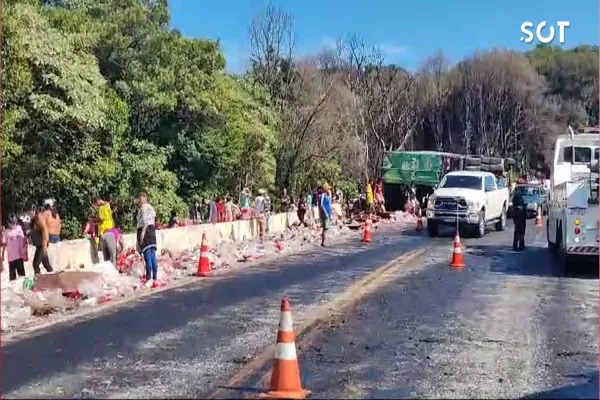 Foto relacionada a notícia: Carreta carregada com bebida tomba na BR-277 em Nova Laranjeiras; A carga foi saqueada por indígenas