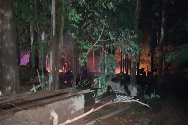 Bombeiros controlam incêndio em vegetação próximo à BR-277 em Cascavel