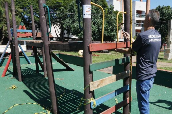 Parque infantil do Jardim Santa Maria em Toledo recebe manutenção