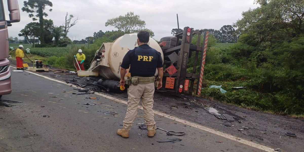 Colisão frontal entre caminhões causa duas mortes e interdita rodovia BR-476