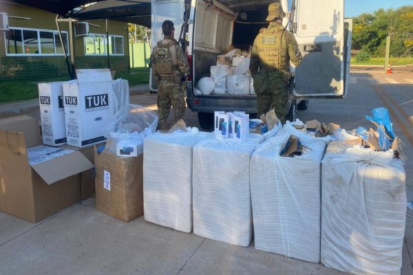 BPFRON e PF apreendem carga milionária de cigarros e celulares em Guaíra