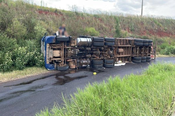 Caminhão carregado com farinha tomba na BR 163, em Cascavel