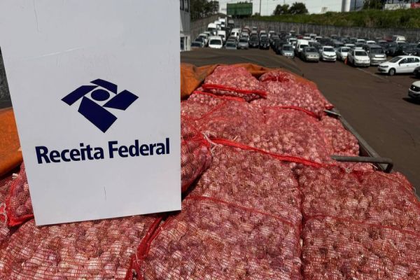 Receita Federal apreende caminhão com 26 toneladas de alho em Cascavel