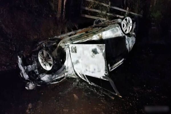 Corpo carbonizado é encontrado em veículo na zona rural de Pinhão