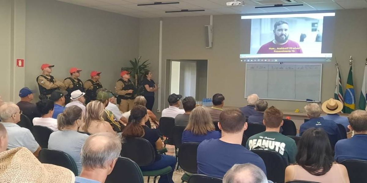 Polícia Rodoviária orienta produtores rurais sobre circulação de máquinas agrícolas em Toledo