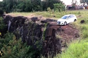 Imagem referente à notícia: BPRv apreende 200 kg de maconha em carro roubado e prende traficante em Diamante do Oeste