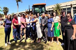 Imagem referente à notícia: Nova Aurora recebe trator e veículo em investimento para o campo e educação