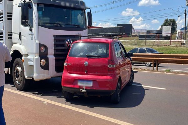 Carro roda após colisão com caminhão no Trevo Cataratas em Cascavel