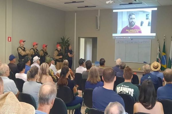 Polícia Rodoviária orienta produtores rurais sobre circulação de máquinas agrícolas em Toledo