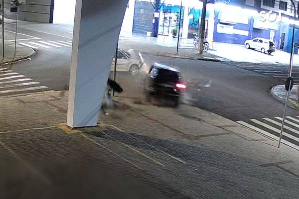 Câmeras flagram forte colisão em Cascavel; um motorista foge e outro fica ferido