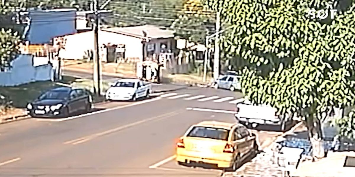 Câmera flagra acidente entre viatura policial e carro no Bairro Periolo em Cascavel