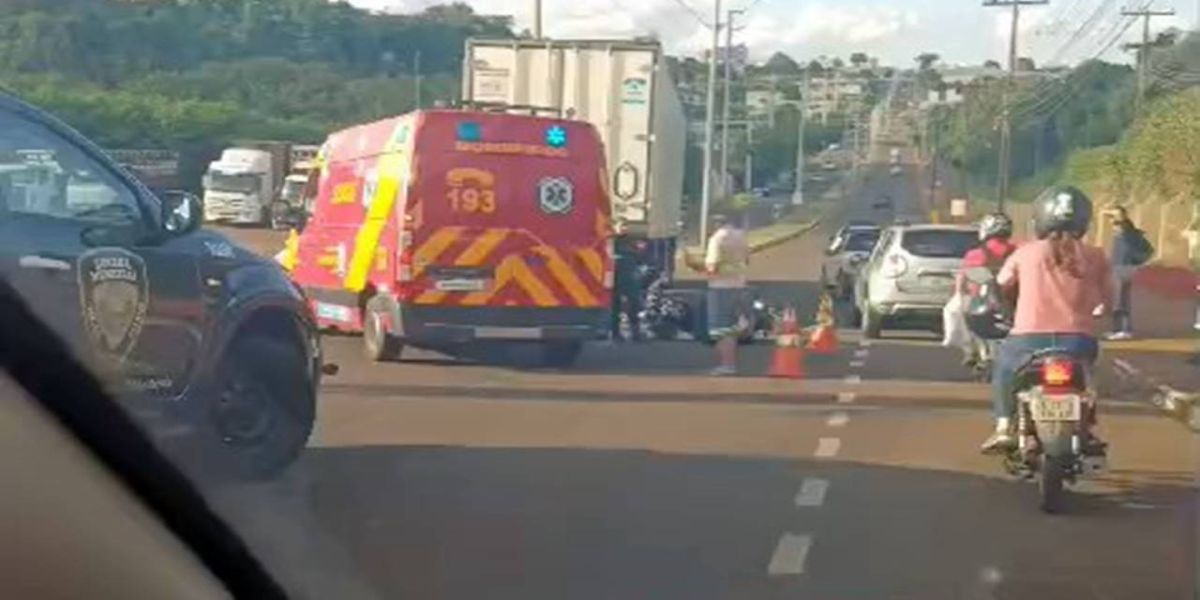 Motociclista de 22 anos morre após colisão com carreta na Avenida Senador Attílio Fontana