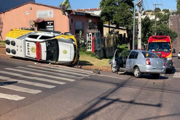 Viatura da PM tomba após forte colisão com carro no Bairro Periolo em Cascavel