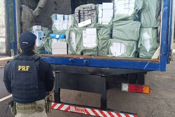 PRF apreende tablets, celulares e smartwatches escondidos em carga de colchões no Oeste do Paraná