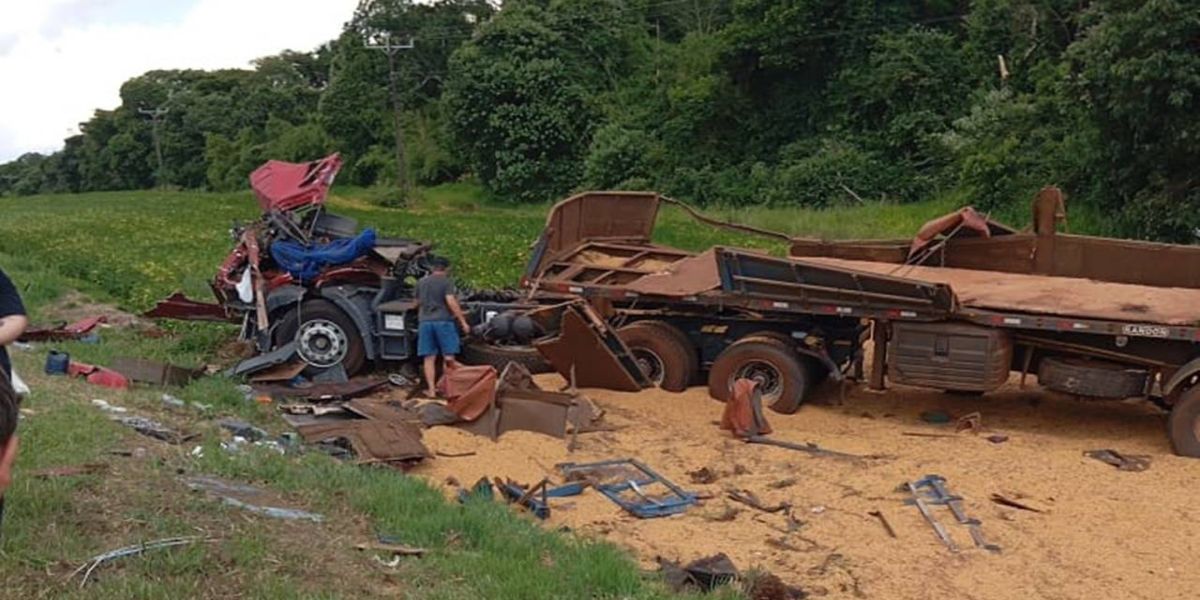 Grave acidente com carreta e carro de passeio deixa feridos na BR-277 em Céu Azul