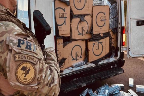 Imagem referente a notícia: PRF apreende van com 65 mil maços de cigarros e prende condutor em fuga em Cascavel