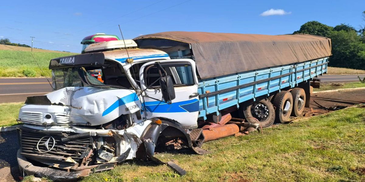 Colisão entre caminhões deixa três pessoas feridas na PR-495, entre Pato Bragado e Marechal