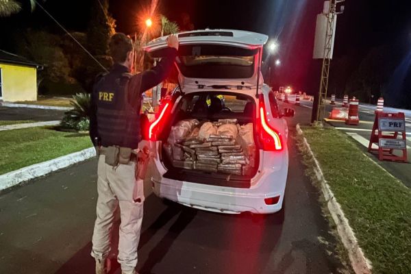 Polícia Rodoviária Federal apreende Volvo XC60 de Corbélia, mais de 170Kg de maconha em Irati