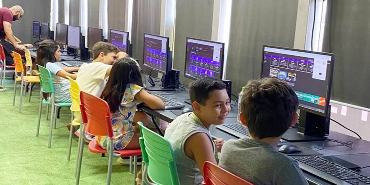 Cascavel dá início às aulas da Carreta da Tecnologia, com cursos gratuitos para crianças e jovens