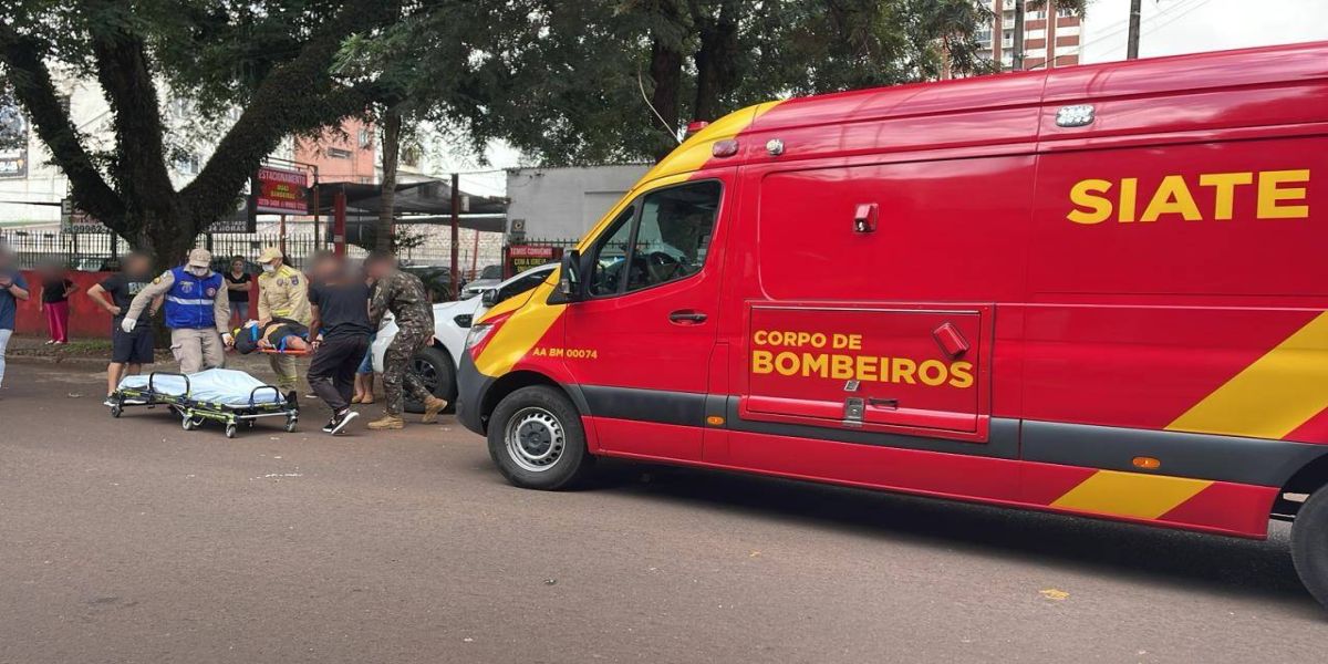 Colisão entre moto e carro deixa motociclista ferido no Centro de Cascavel