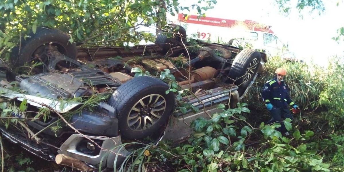 Capotamento de caminhonete deixa cinco feridos na BR-369, próximo a Nova Aurora