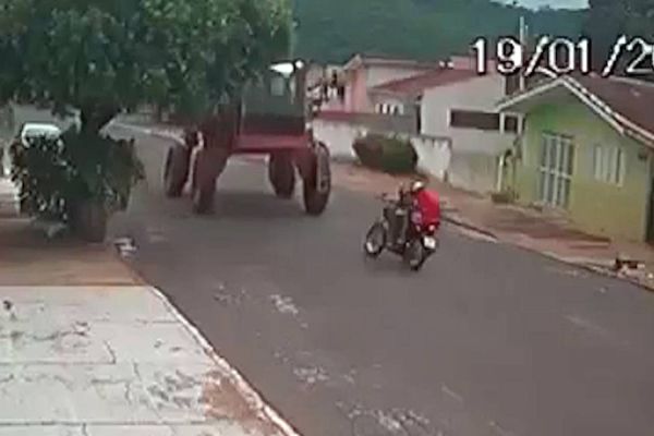 Garupa de moto tem cabeça esfacelada após motociclista tentar passar por baixo de máquina agrícola