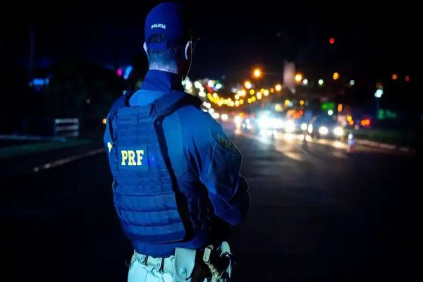 Motociclista foge de abordagem da PRF, causa acidente e passageira morre